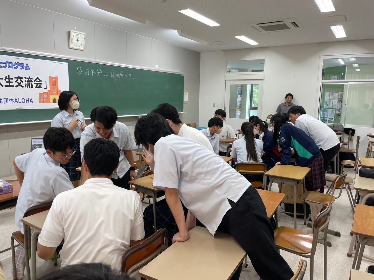 チームでクイズの答えを考える、昭和薬科の生徒達