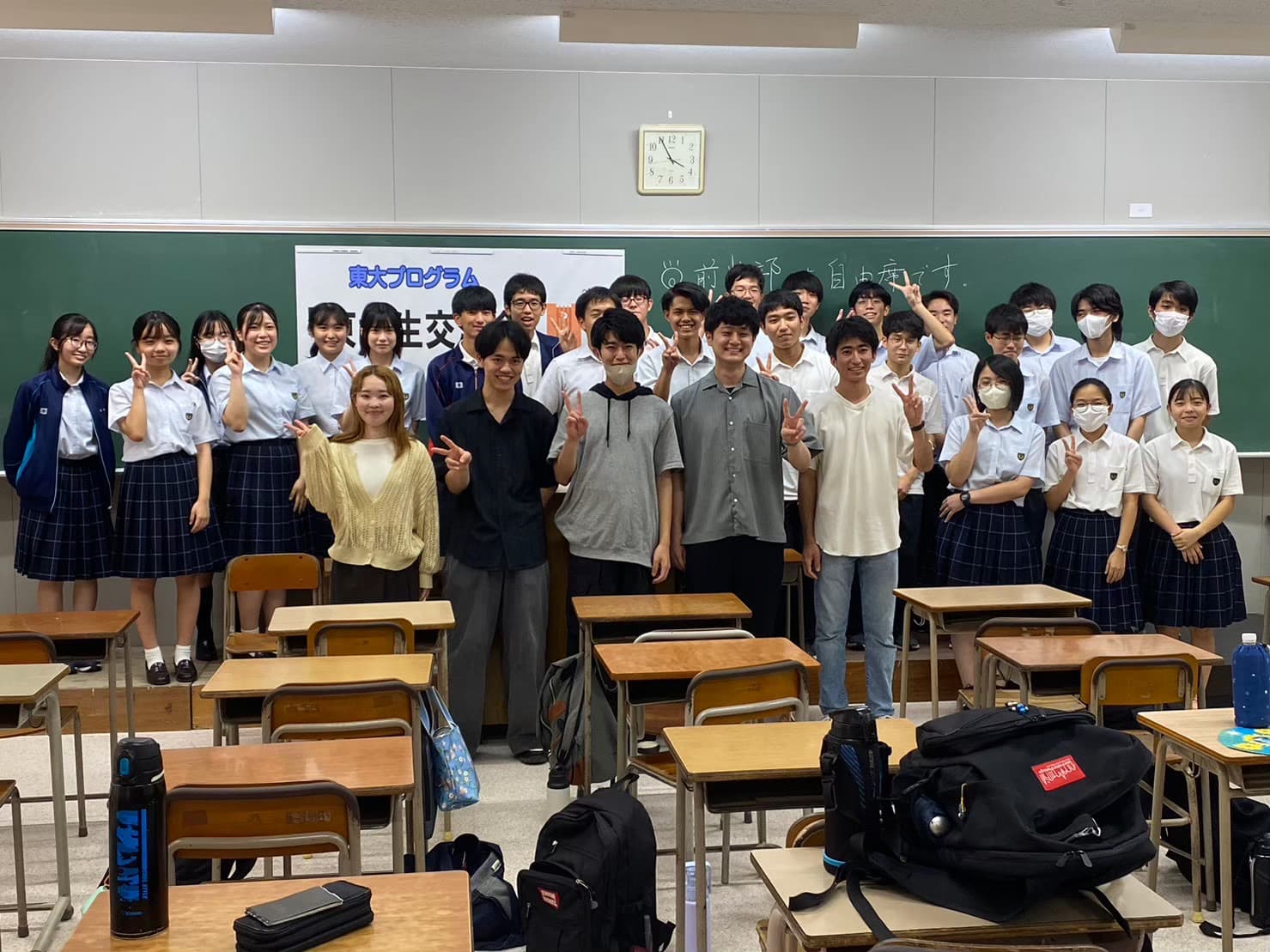 昭和薬科の生徒とALOHAメンバーの集合写真