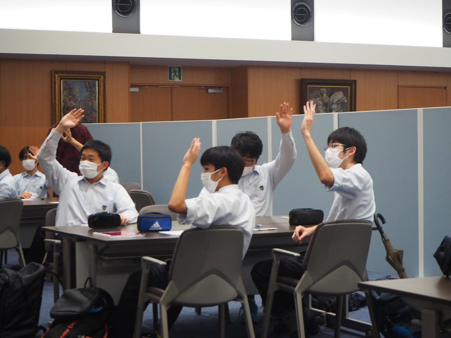 積極的に講義に参加する生徒たち